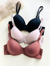 French-style minimalist lightweight bra with underwire
