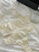 Niche satin lace sexy thin section lingerie breifs suit women up support show small gathered bra Set