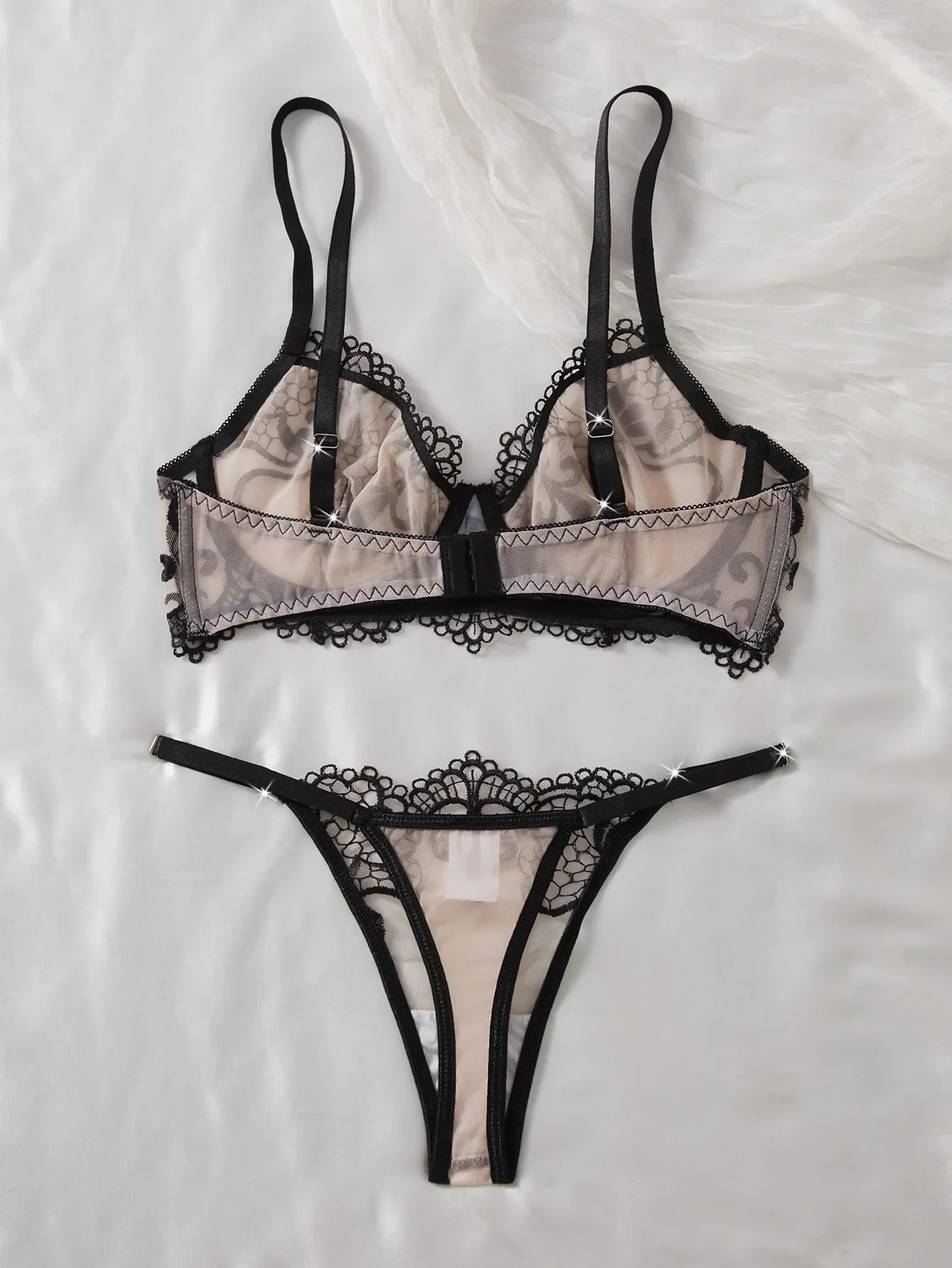 Embroidery double into cups gathered lingerie effect see-through mesh three-point Underwear