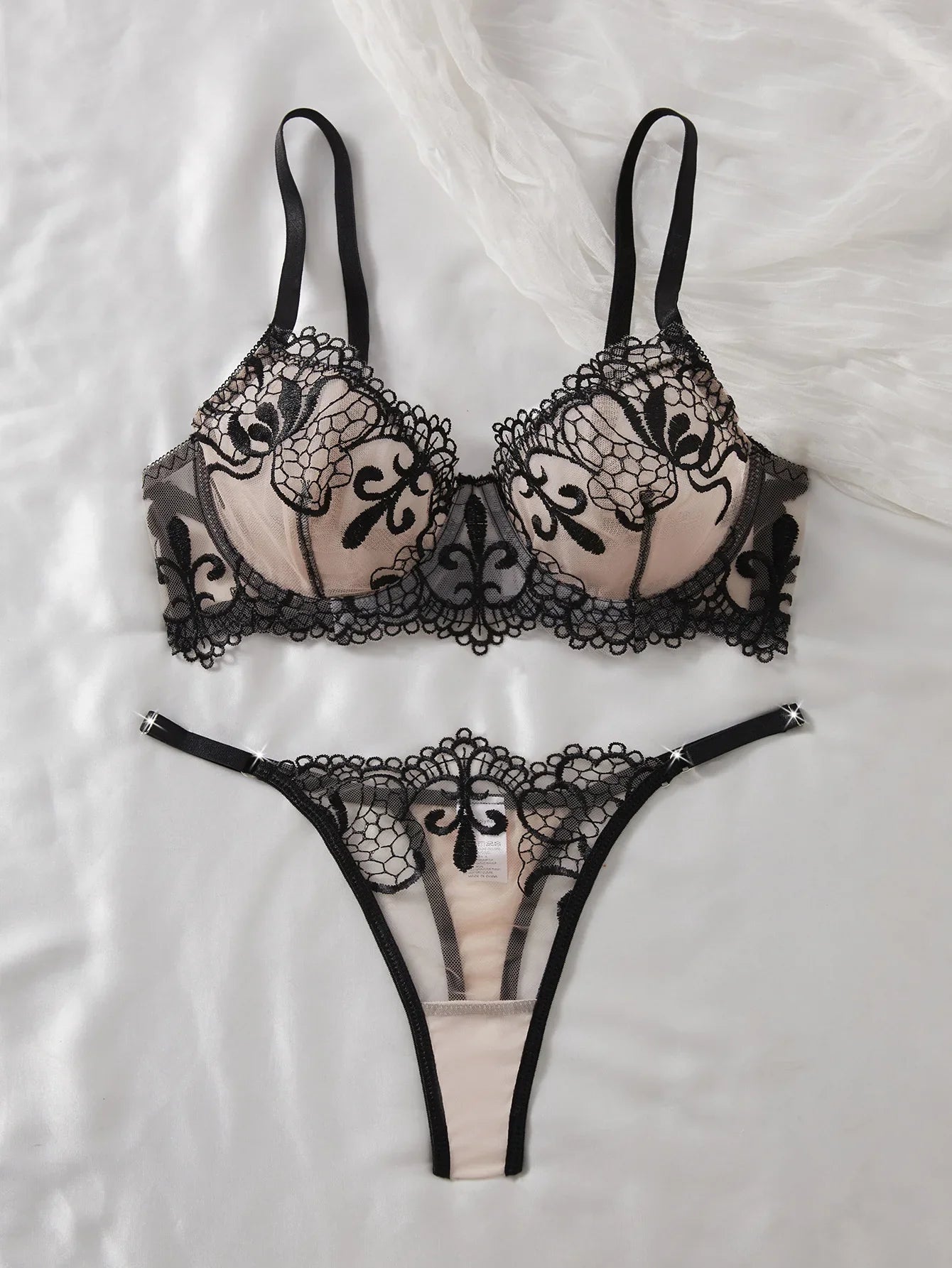 Embroidery double into cups gathered lingerie effect see-through mesh three-point Underwear