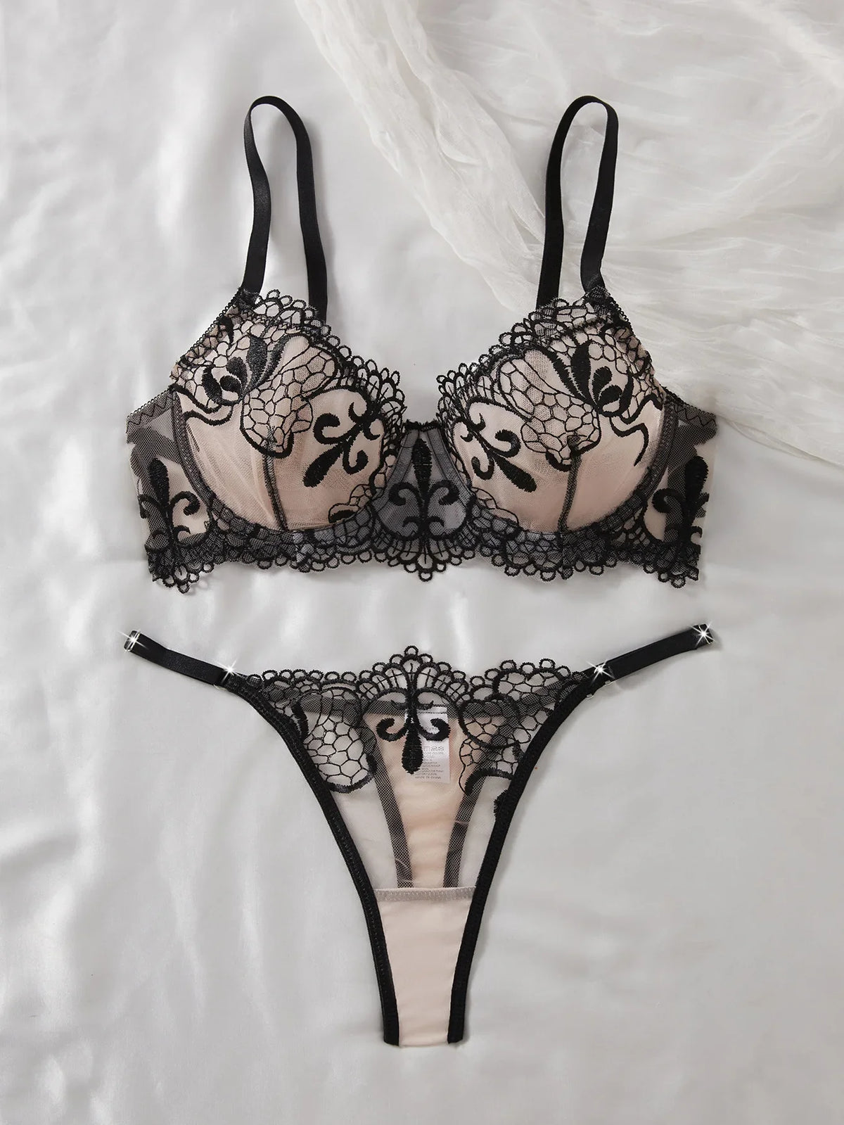 Embroidery double into cups gathered lingerie effect see-through mesh three-point Underwear