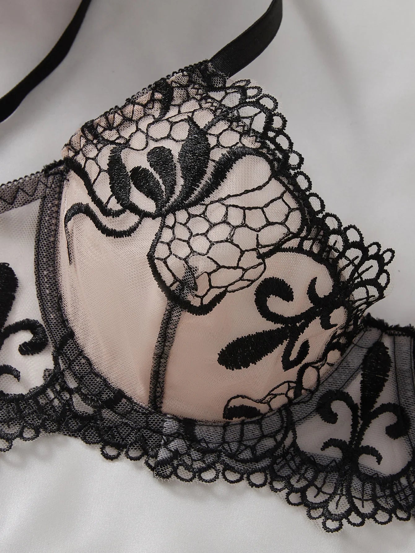 Embroidery double into cups gathered lingerie effect see-through mesh three-point Underwear