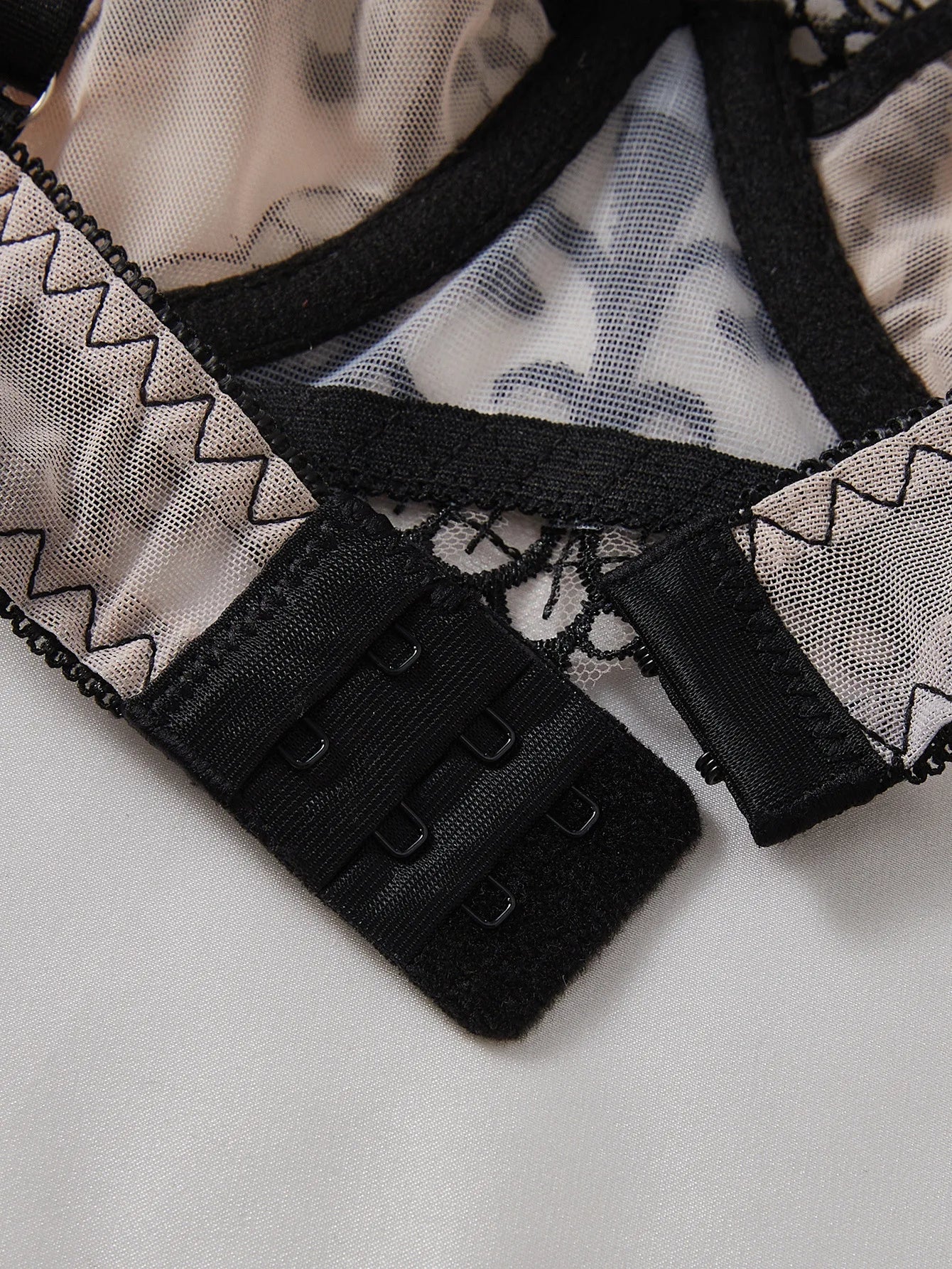 Embroidery double into cups gathered lingerie effect see-through mesh three-point Underwear