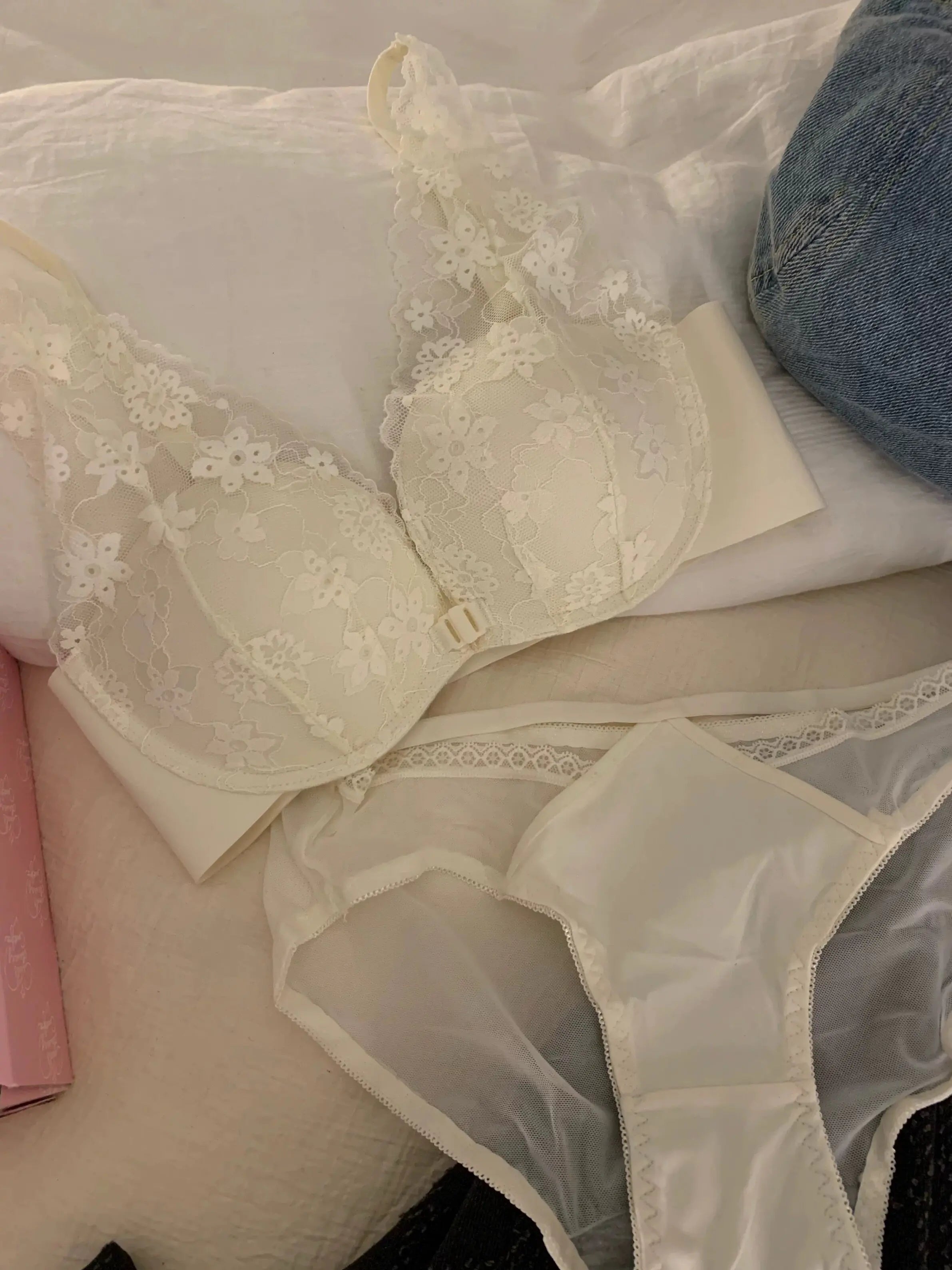 French Deep V Lace Front-Closure Bra