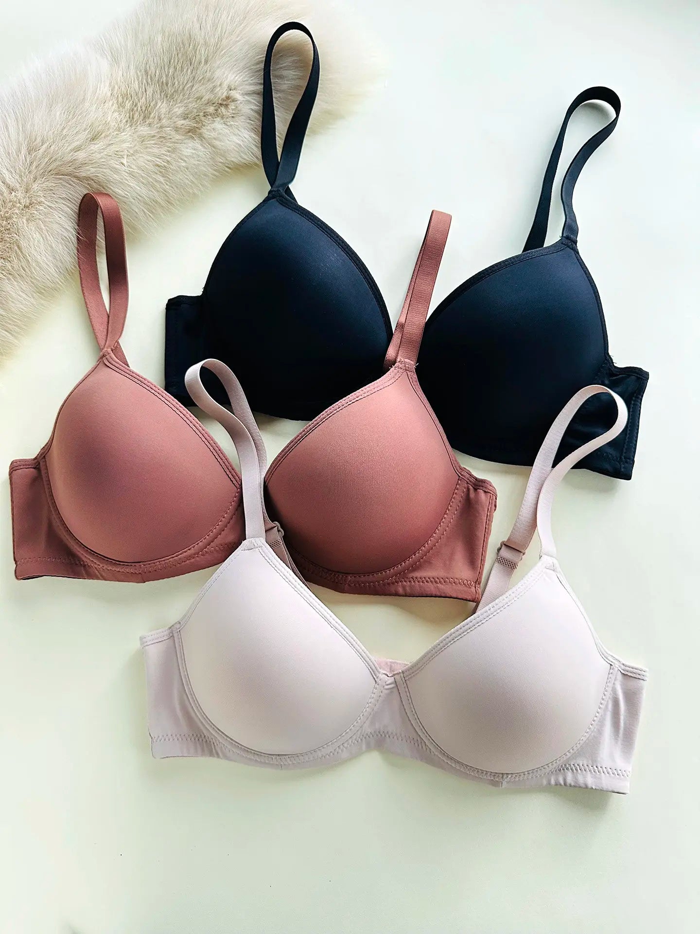 French-style minimalist lightweight bra with underwire