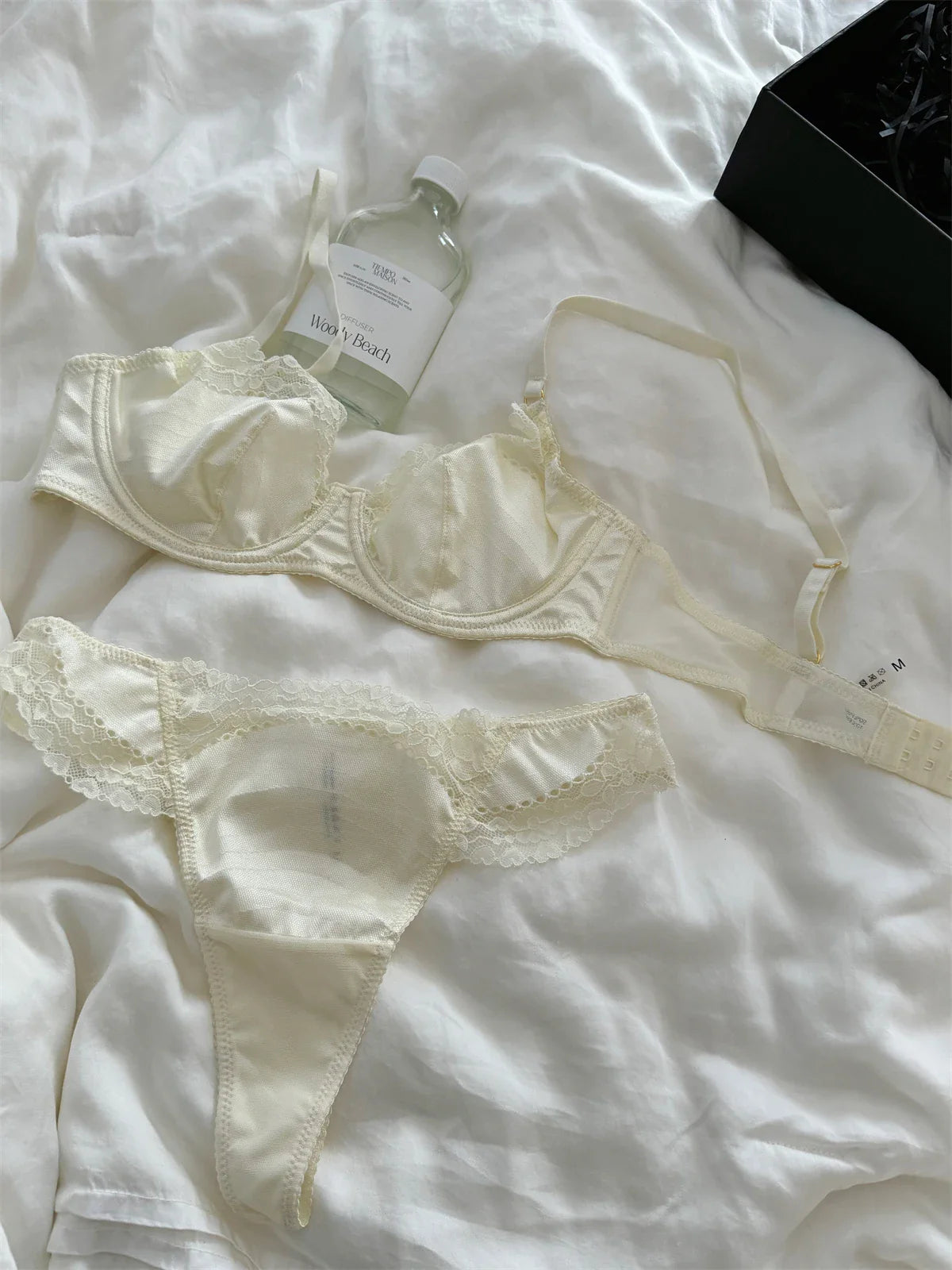 Niche satin lace sexy thin section lingerie breifs suit women up support show small gathered bra Set
