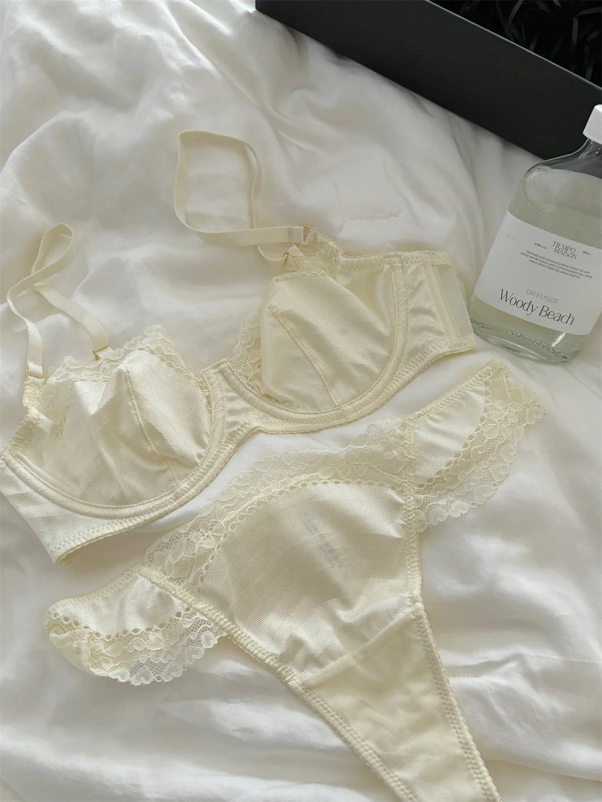 Niche satin lace sexy thin section lingerie breifs suit women up support show small gathered bra Set