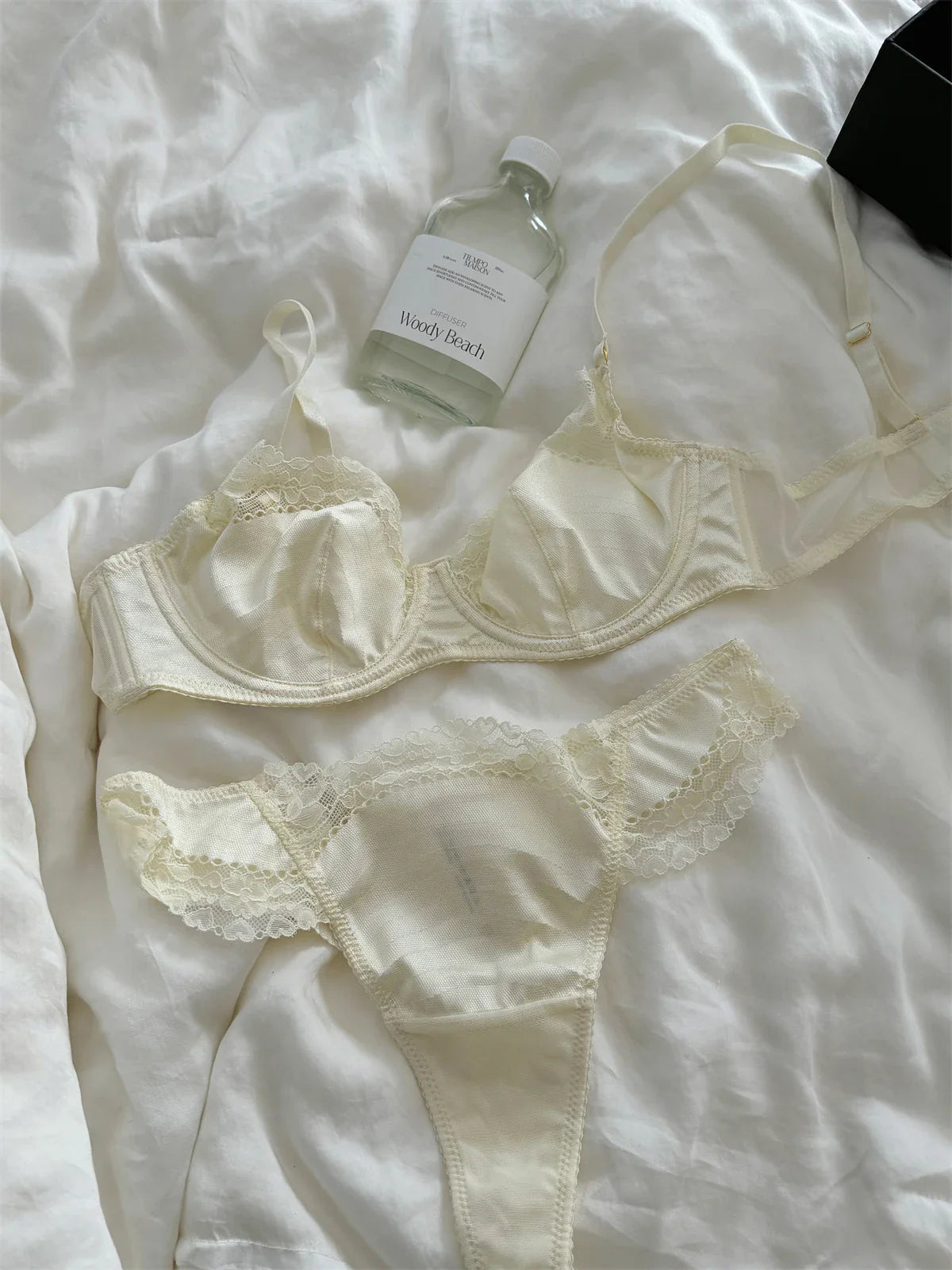Niche satin lace sexy thin section lingerie breifs suit women up support show small gathered bra Set