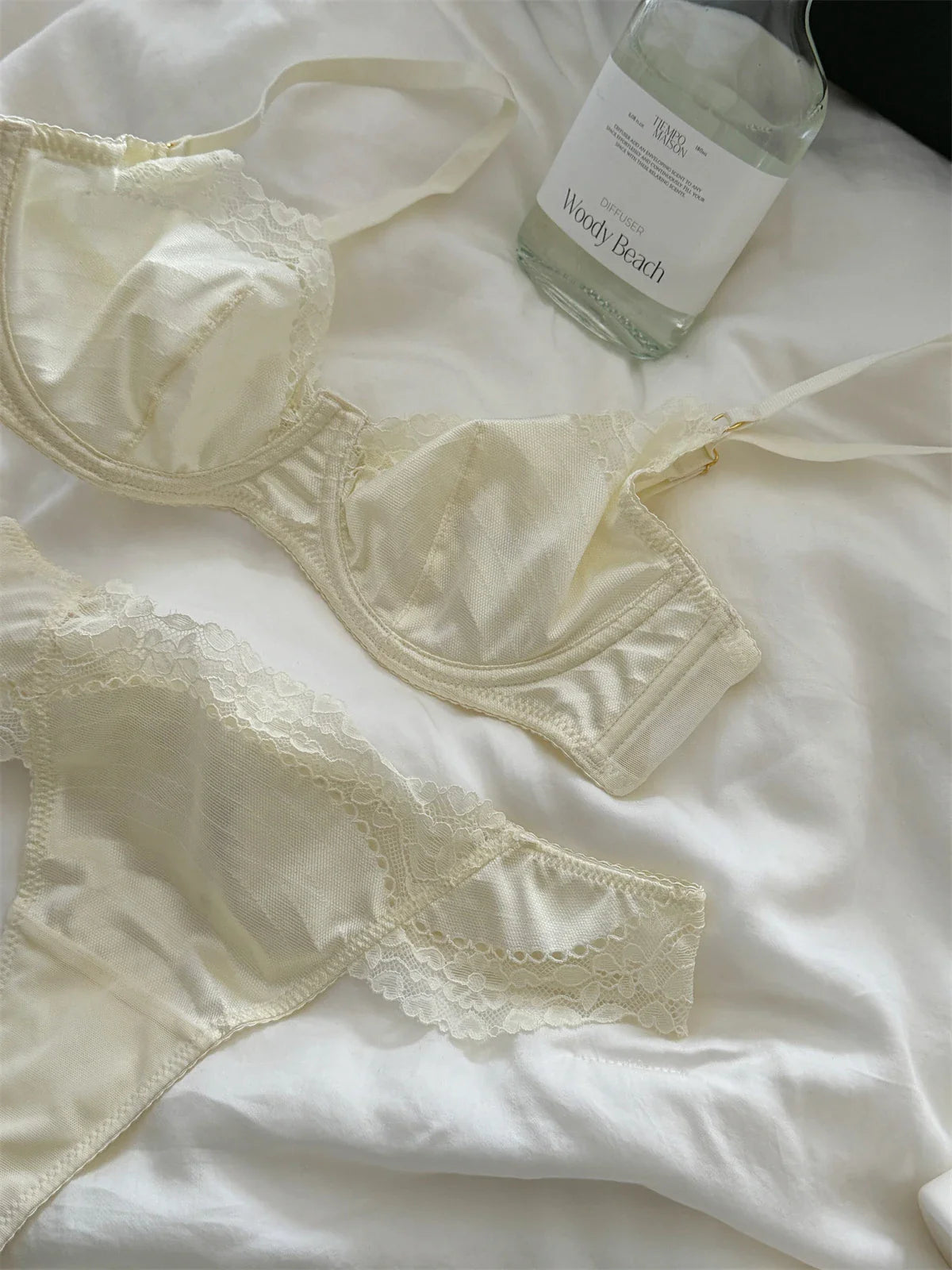 Niche satin lace sexy thin section lingerie breifs suit women up support show small gathered bra Set