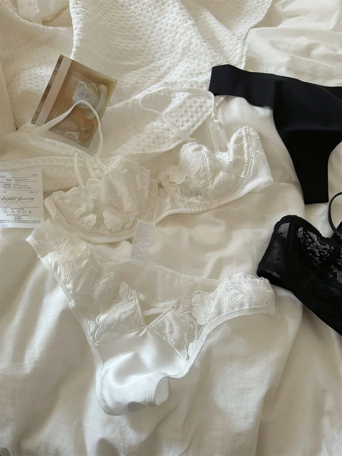 Pure white three-piece lingerie with briefs ultra-thin lace flower embroidery gathered Underwear