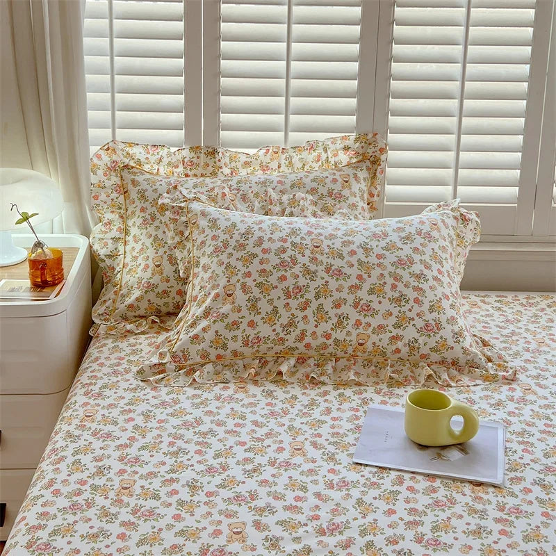 A pair of cotton printed pillowcases with ruffled edges, garden body pillowcases, bed pillowcases