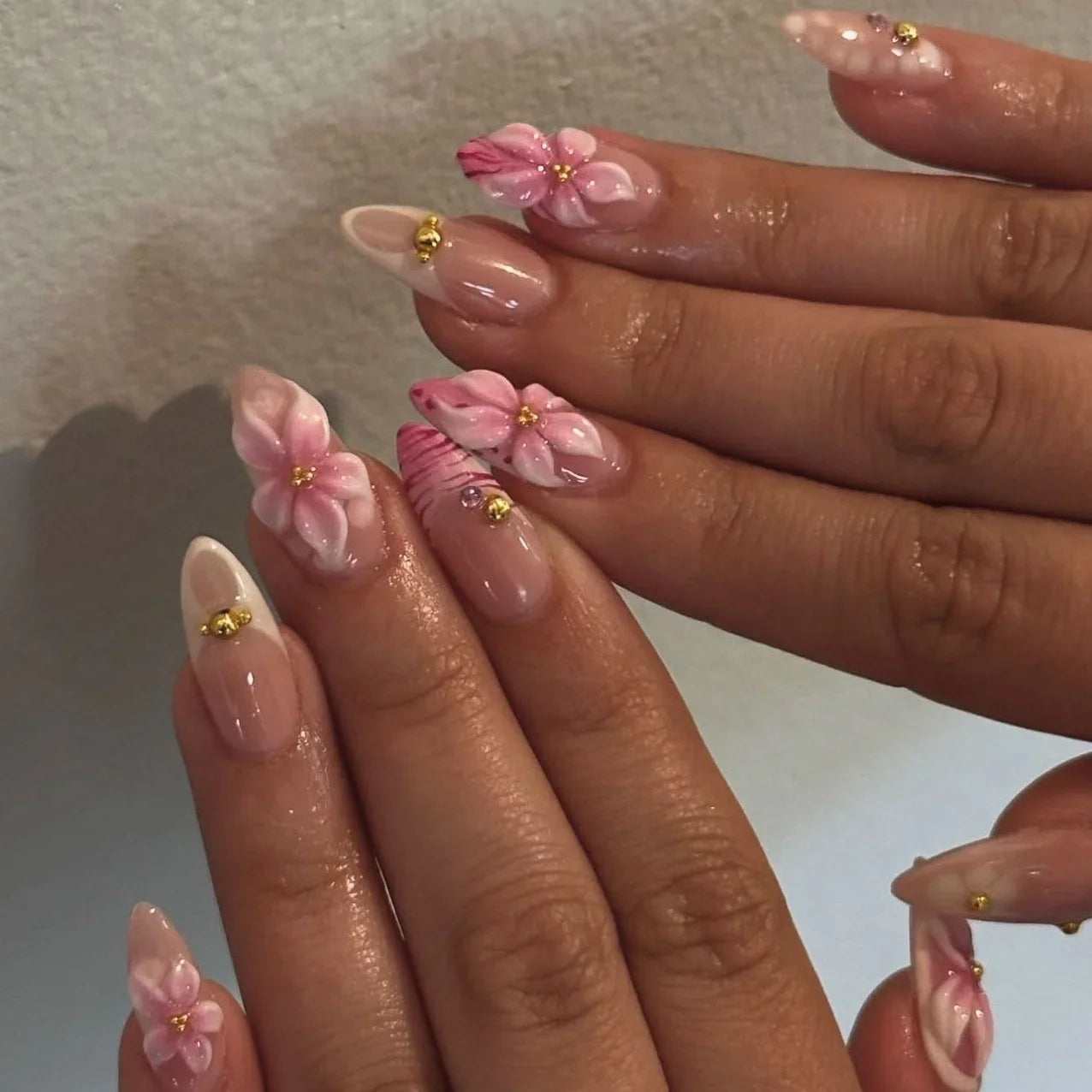 24pcs Pink Almond False Nails Press on Wearable Sweet Flower Nails Tips Pearl Design Mid-length Fake Nail Rhinestone Manicure