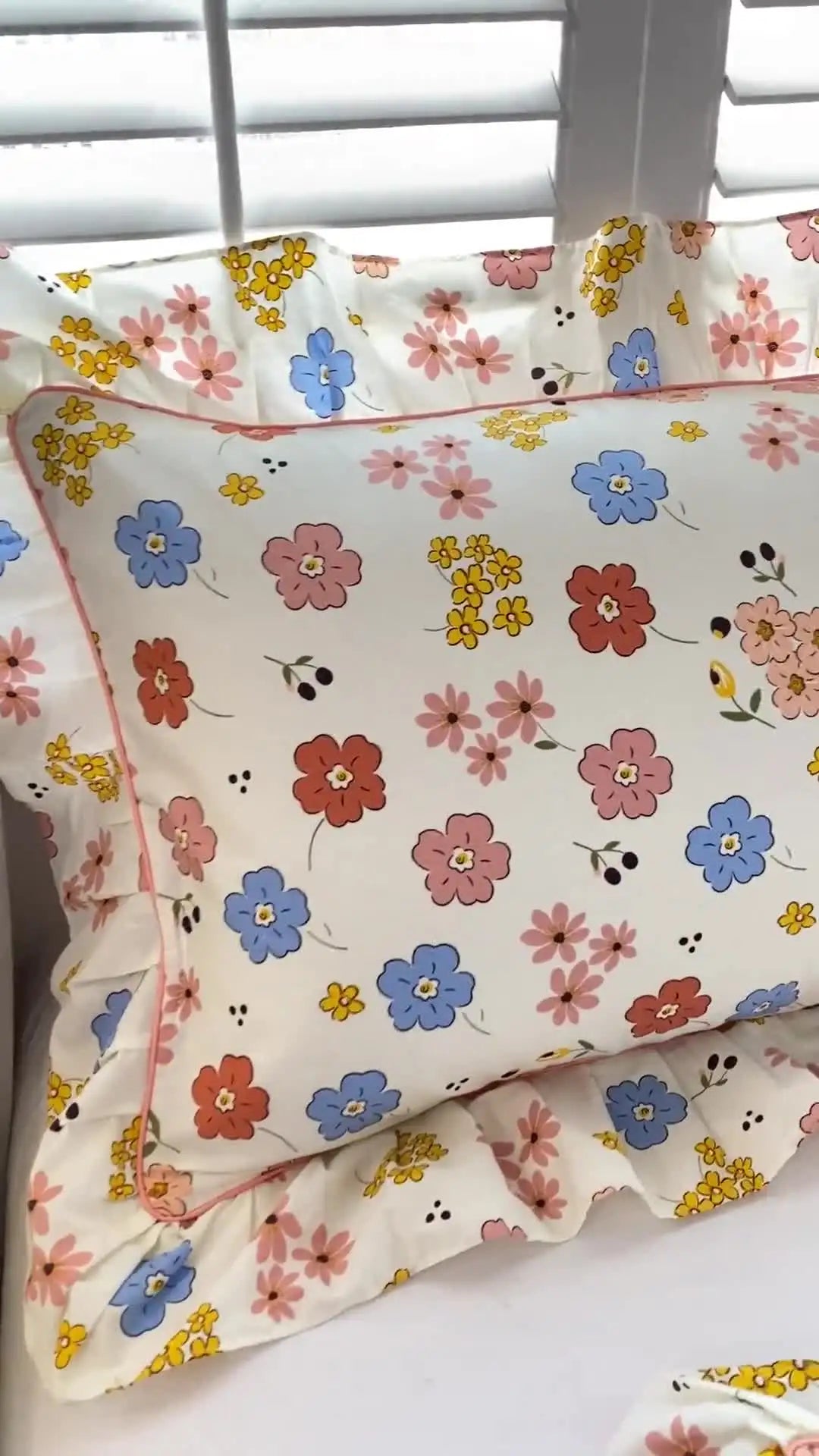 A pair of cotton printed pillowcases with ruffled edges, garden body pillowcases, bed pillowcases