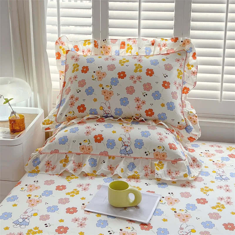 A pair of cotton printed pillowcases with ruffled edges, garden body pillowcases, bed pillowcases
