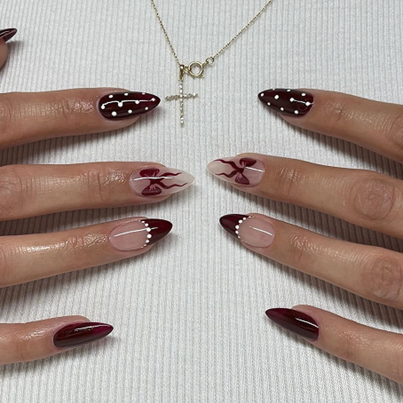 24Pcs Mid-length French Almond Press on Fake Nails with Red Smudge Star Design False Nails Art Datachable Full Cover Nails Tips