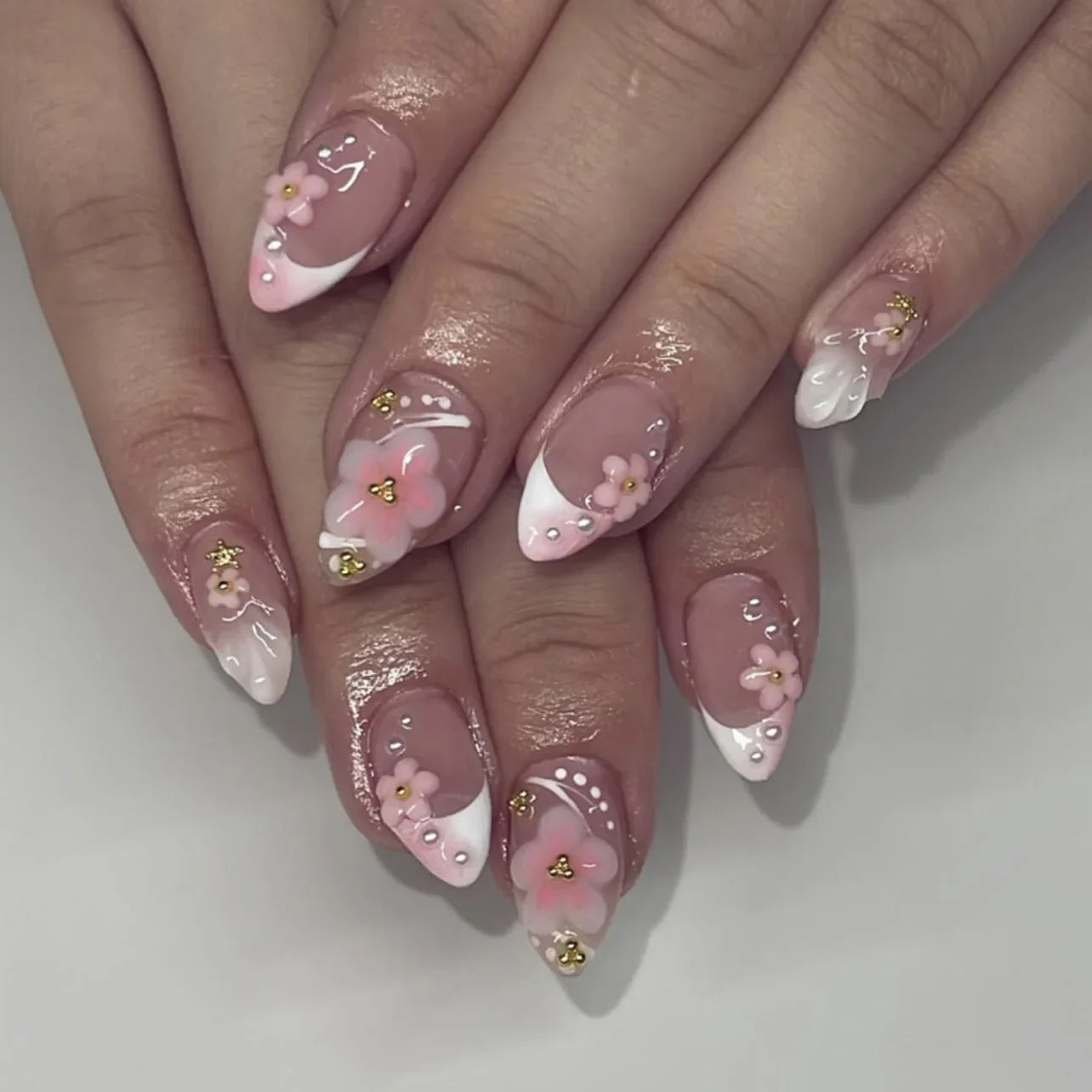 24pcs Wearable False Nail Strawberry Bow Design Nails Tips Red Short Almond Pearl Starlight Fake Nail Art Flower Press on Nails