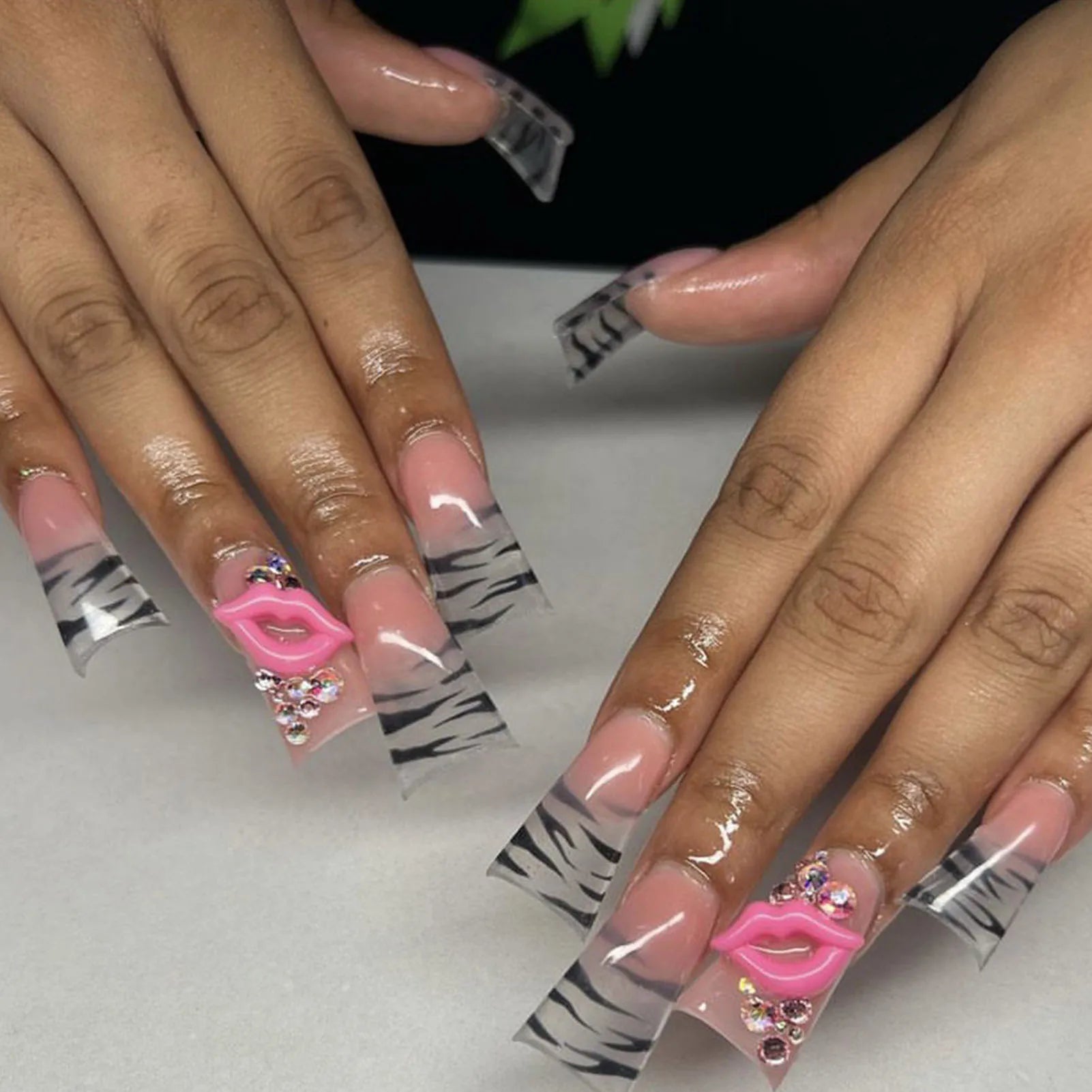 24pcs Duckbill Shaped Fake Nails Gold Butterfly Rhinestone Design False Nail Tips Wearable Full Cover French Press on Nails