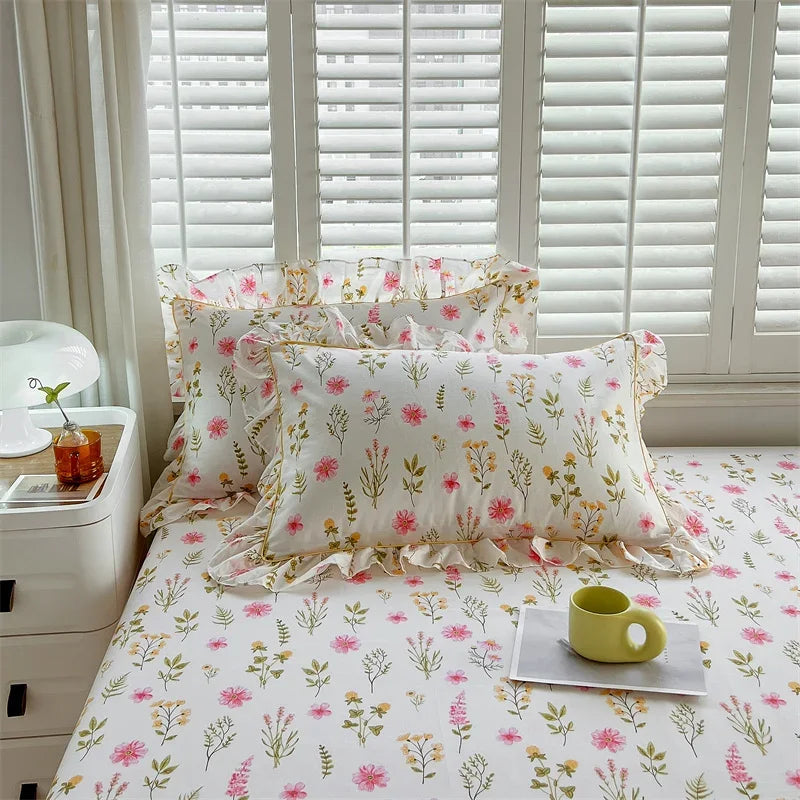 A pair of cotton printed pillowcases with ruffled edges, garden body pillowcases, bed pillowcases