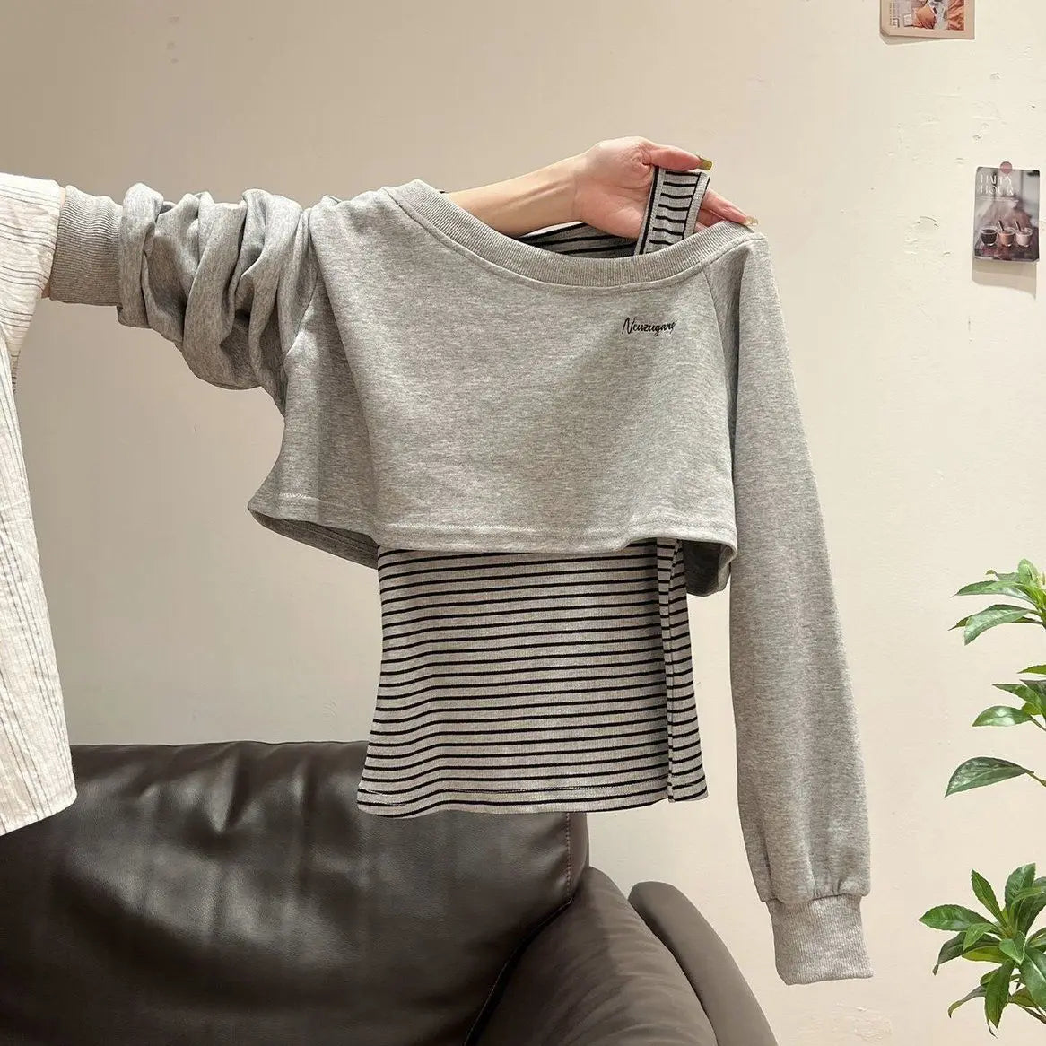 Xia Zhenhua Gray Off-shoulder Long-sleeved Striped Sweatshirt Design Matching Vest Two-piece Set