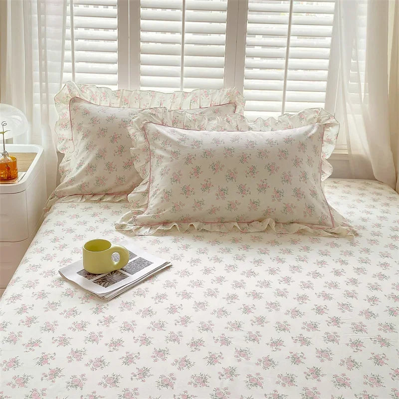 A pair of cotton printed pillowcases with ruffled edges, garden body pillowcases, bed pillowcases
