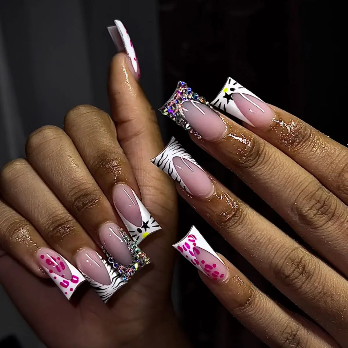24pcs Duckbill Shaped Fake Nails Gold Butterfly Rhinestone Design False Nail Tips Wearable Full Cover French Press on Nails