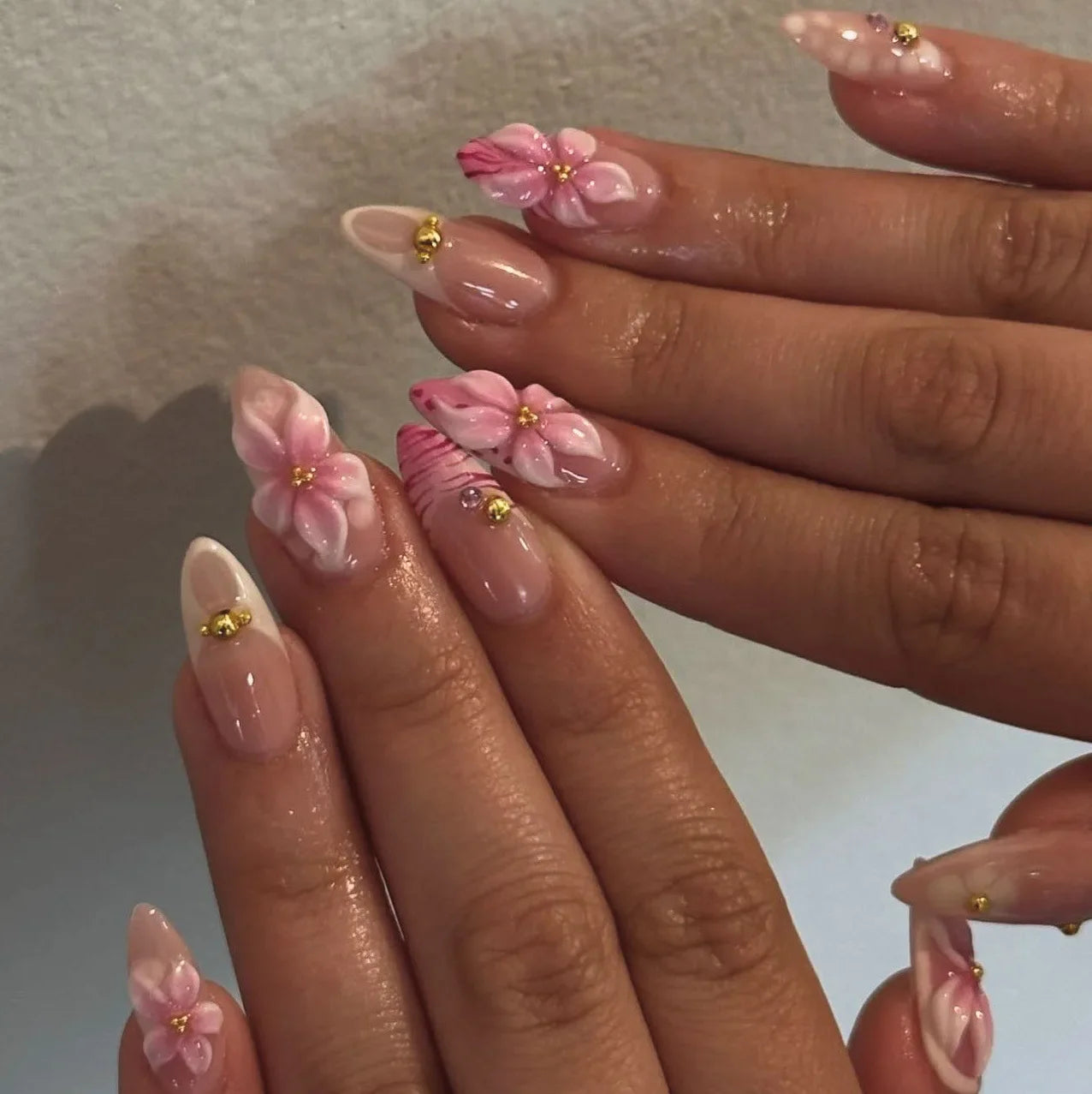24pcs Wearable False Nail Strawberry Bow Design Nails Tips Red Short Almond Pearl Starlight Fake Nail Art Flower Press on Nails
