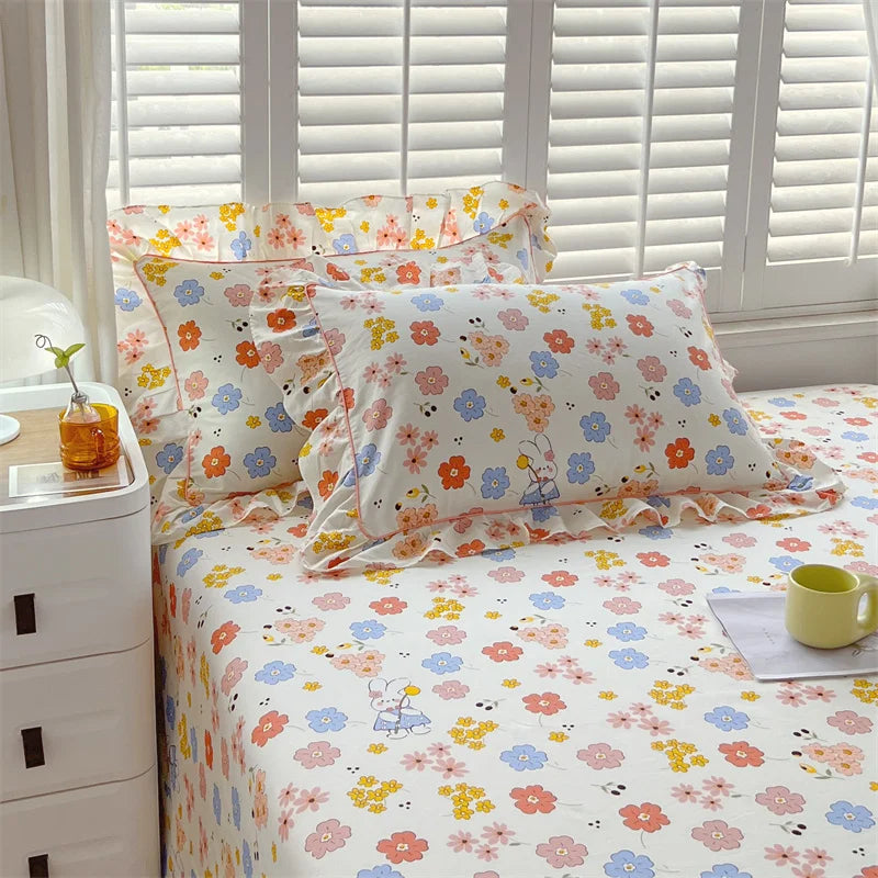 A pair of cotton printed pillowcases with ruffled edges, garden body pillowcases, bed pillowcases