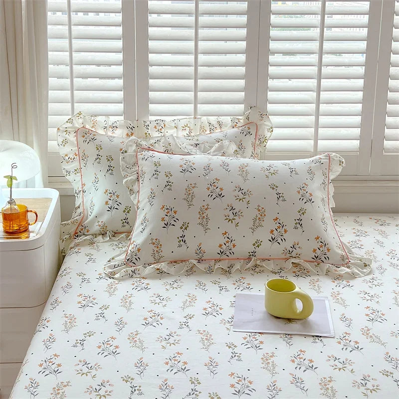 A pair of cotton printed pillowcases with ruffled edges, garden body pillowcases, bed pillowcases