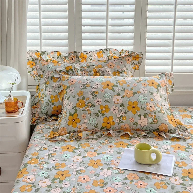 A pair of cotton printed pillowcases with ruffled edges, garden body pillowcases, bed pillowcases