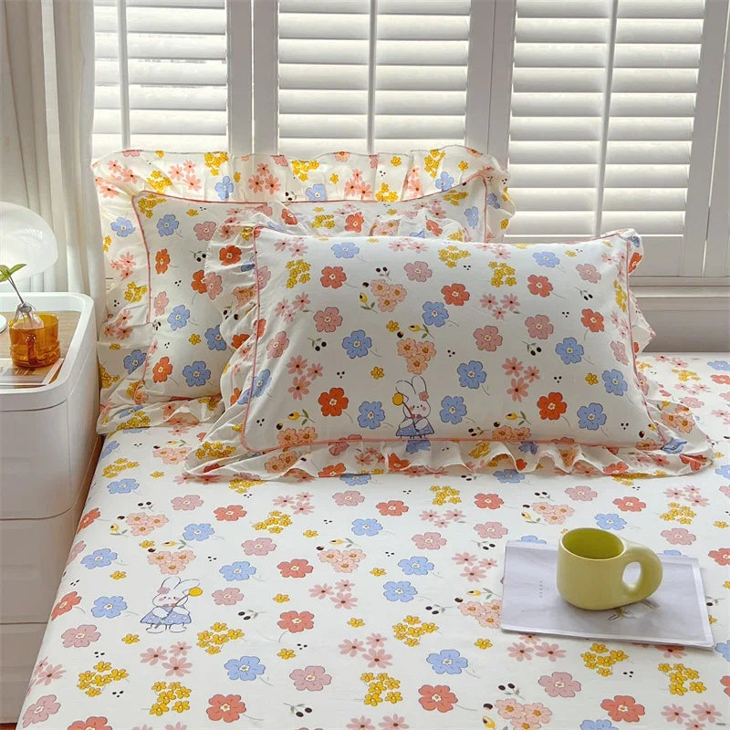 A pair of cotton printed pillowcases with ruffled edges, garden body pillowcases, bed pillowcases