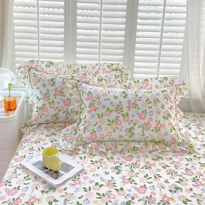 A pair of cotton printed pillowcases with ruffled edges, garden body pillowcases, bed pillowcases