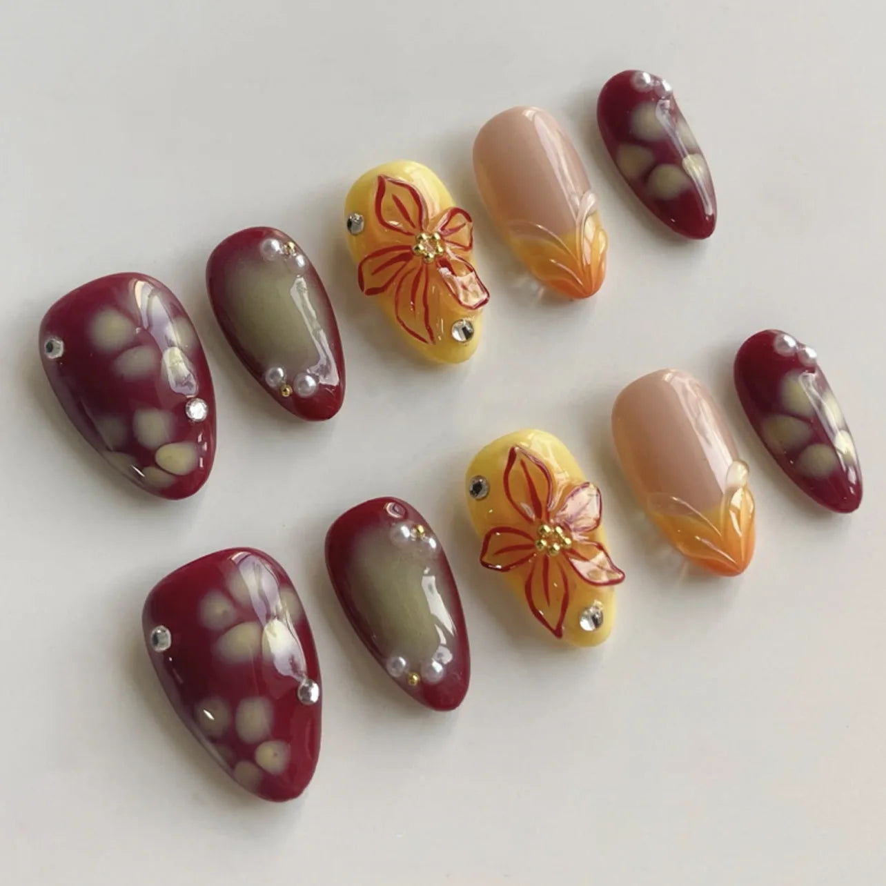 24pcs Wearable False Nail Strawberry Bow Design Nails Tips Red Short Almond Pearl Starlight Fake Nail Art Flower Press on Nails