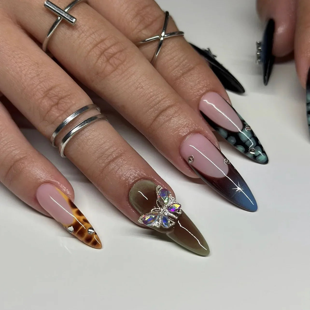 Red Y2K Wearable Nail Art Chic Silver Butterfly Love Metal Bead Almond False Nails Detachable Finished Fake Nails Press on Nails